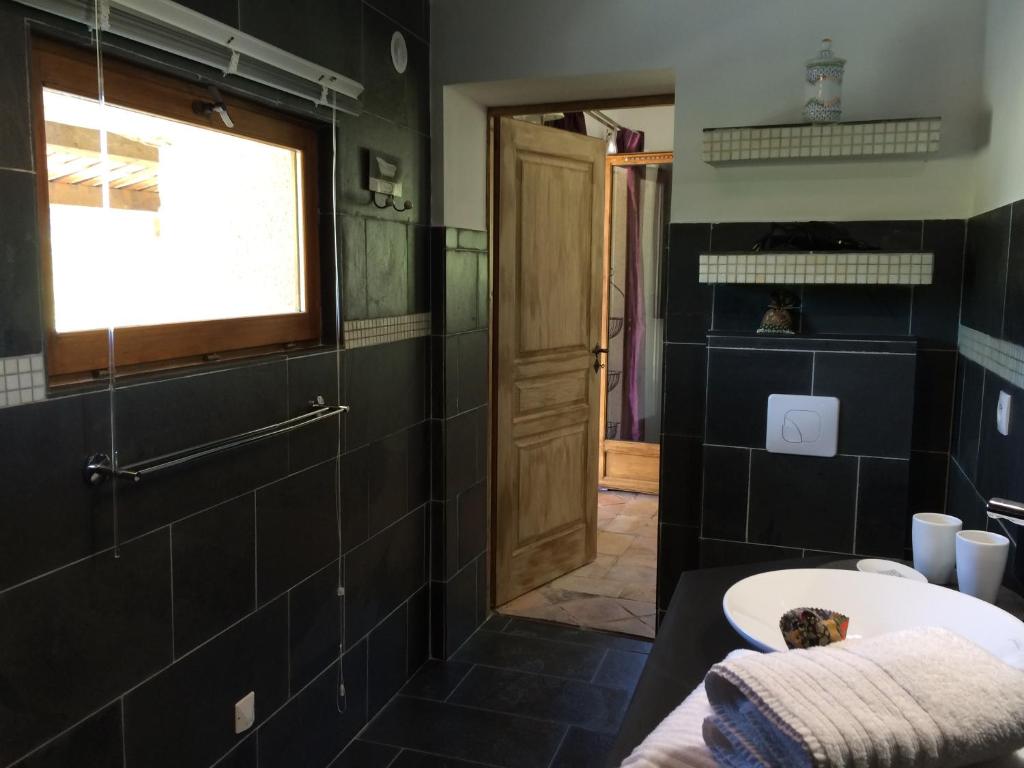 Koupelna v ubytování B&B Le Deffends de Redon