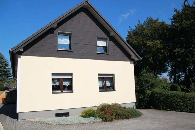 蒙紹的住宿－Roder am Eifelsteig，黑色屋顶的白色房子