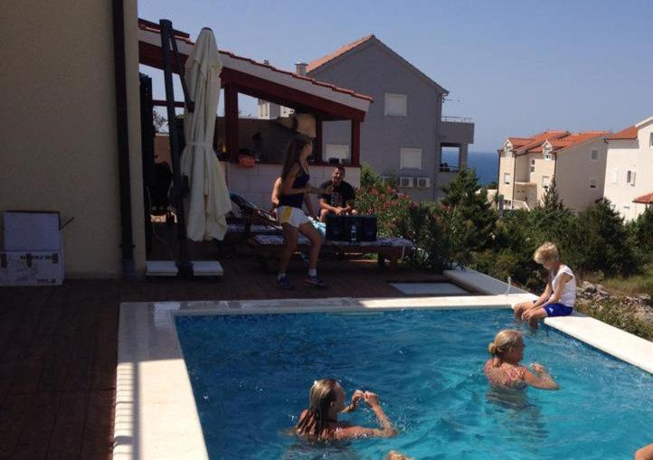 grupa dzieci pływających w basenie w obiekcie Villa royale with pool w Hvarze