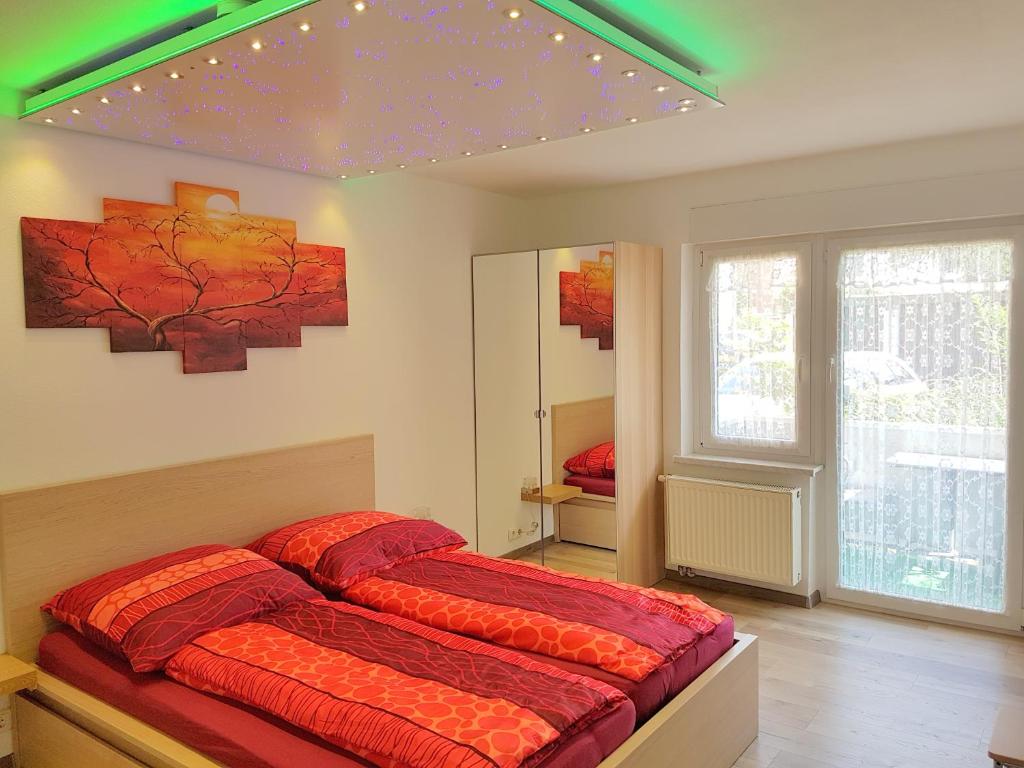 - une chambre avec 2 lits et un tableau mural dans l'établissement Apartment Regina, à Nuremberg