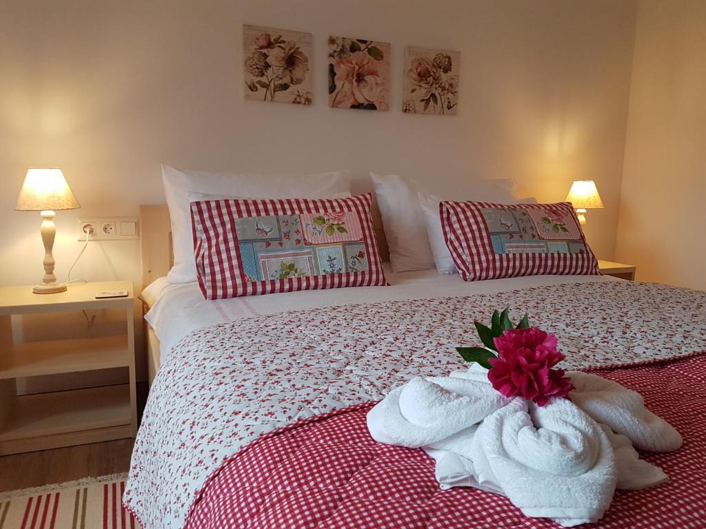 1 dormitorio con 1 cama con toallas en Apartment Eden Bled, en Bled