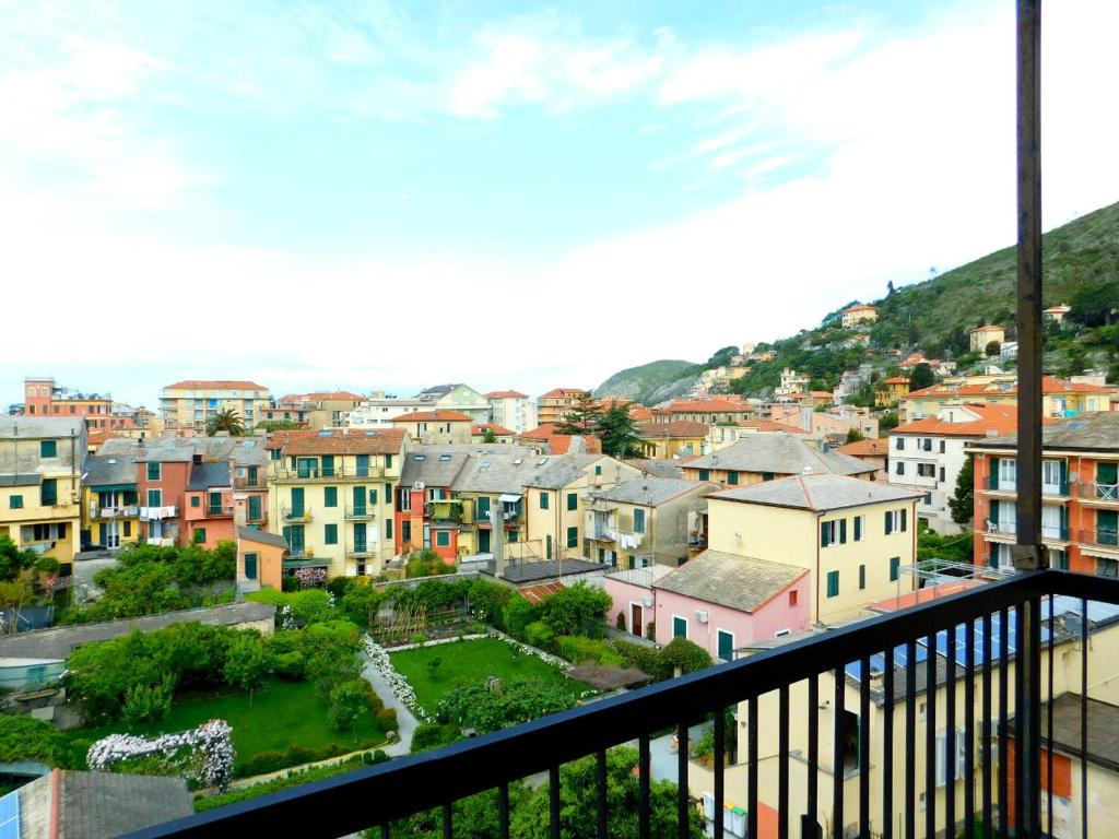 d'un balcon offrant une vue sur la ville. dans l'établissement Appartamento Aprile, à Levanto