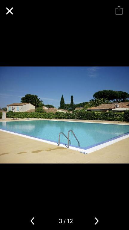 une photo d'une piscine avec deux robinets dans l'établissement Residenz La Bergerie, au Cap d'Agde