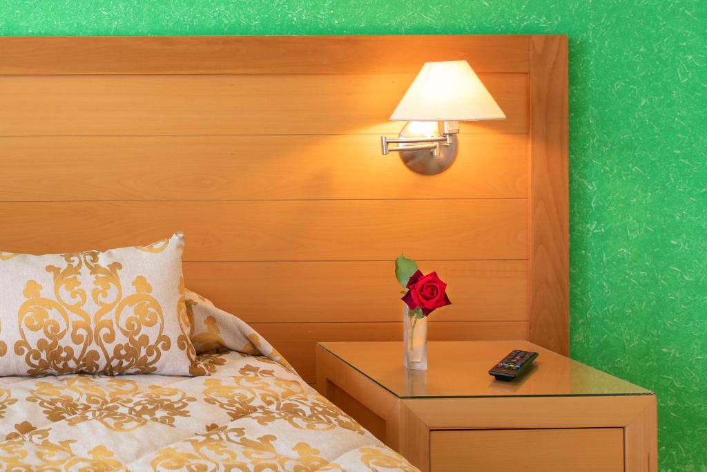 Postel nebo postele na pokoji v ubytování Avra Hotel