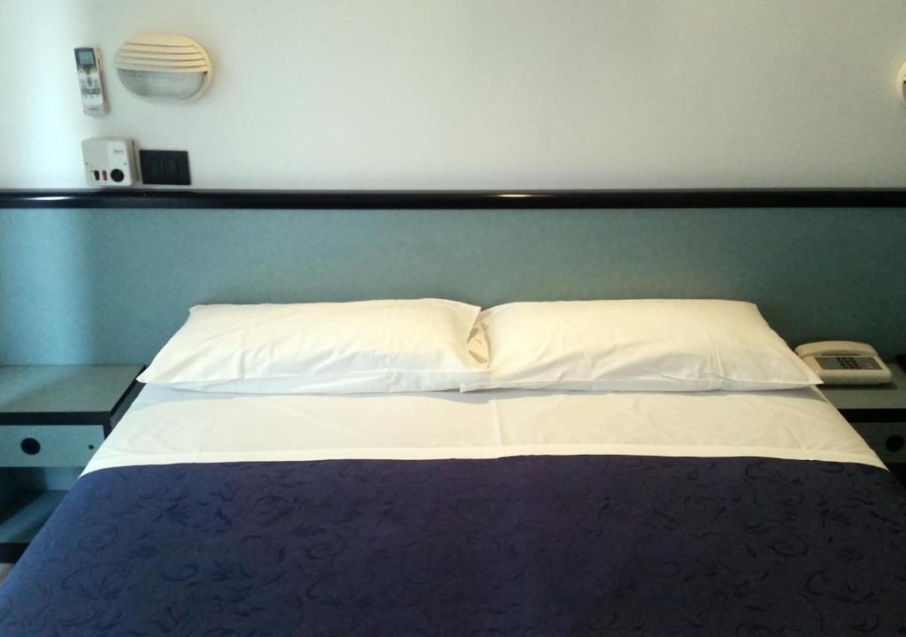 Postel nebo postele na pokoji v ubytování Hotel Caravelle