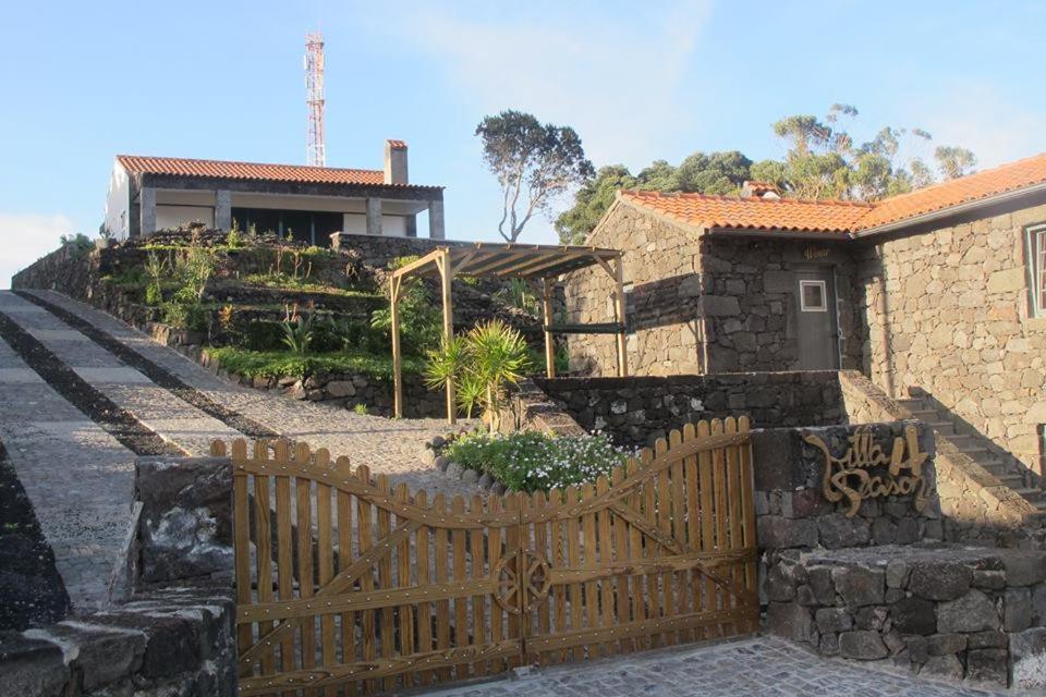 una recinzione di legno di fronte a una casa di Villa 4 Seasons a São Roque do Pico