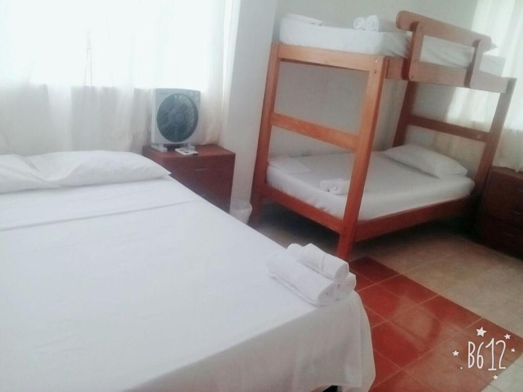1 Schlafzimmer mit 2 Etagenbetten und einem Schreibtisch in der Unterkunft El Canadiense in Canoas De Punta Sal