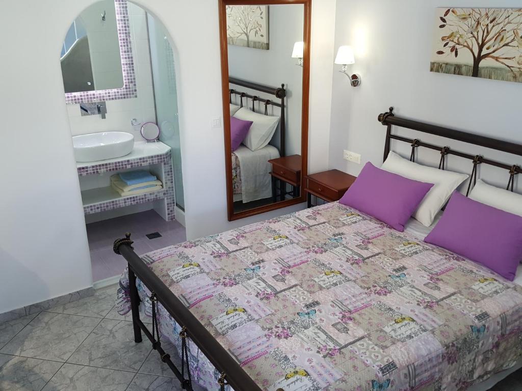 Postel nebo postele na pokoji v ubytování Akis Hotel