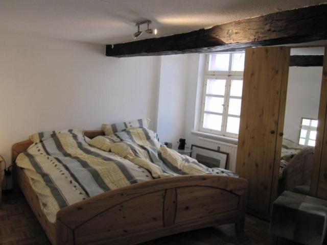 モンシャウにあるHaus Traditionのベッドルーム1室(木枠のベッド1台付)
