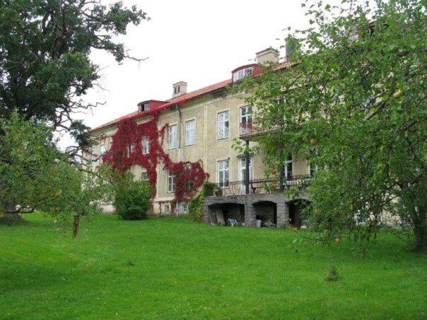 un gran edificio con un césped verde delante de él en Lindsbergs Kursgard and hostel, en Falun