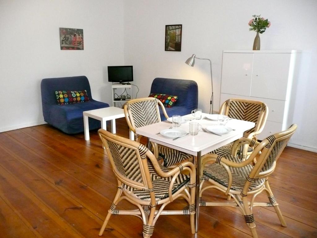 salon ze stołem, krzesłami i kanapą w obiekcie City Apartment Berlin w Berlinie