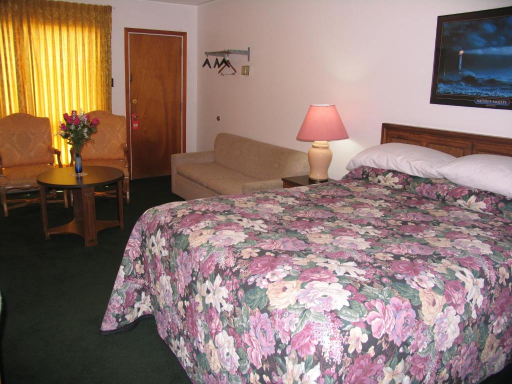 Postel nebo postele na pokoji v ubytování Seven Oakes Motel