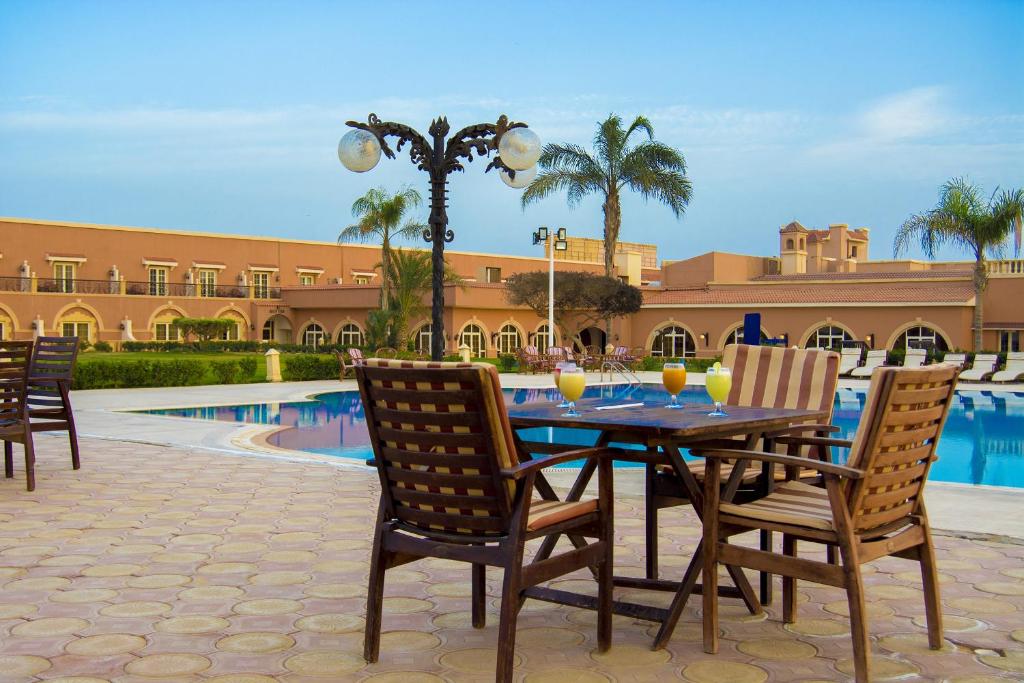Bazén v ubytování Helnan Auberge Fayoum nebo v jeho okolí