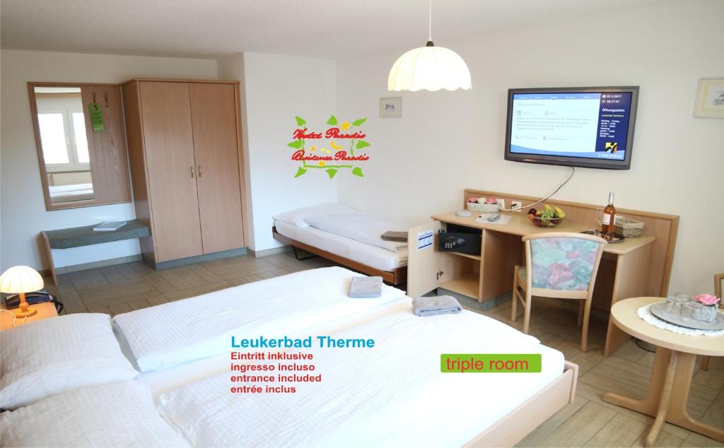 Llit o llits en una habitació de Hotel Paradis-Leukerbad-Therme