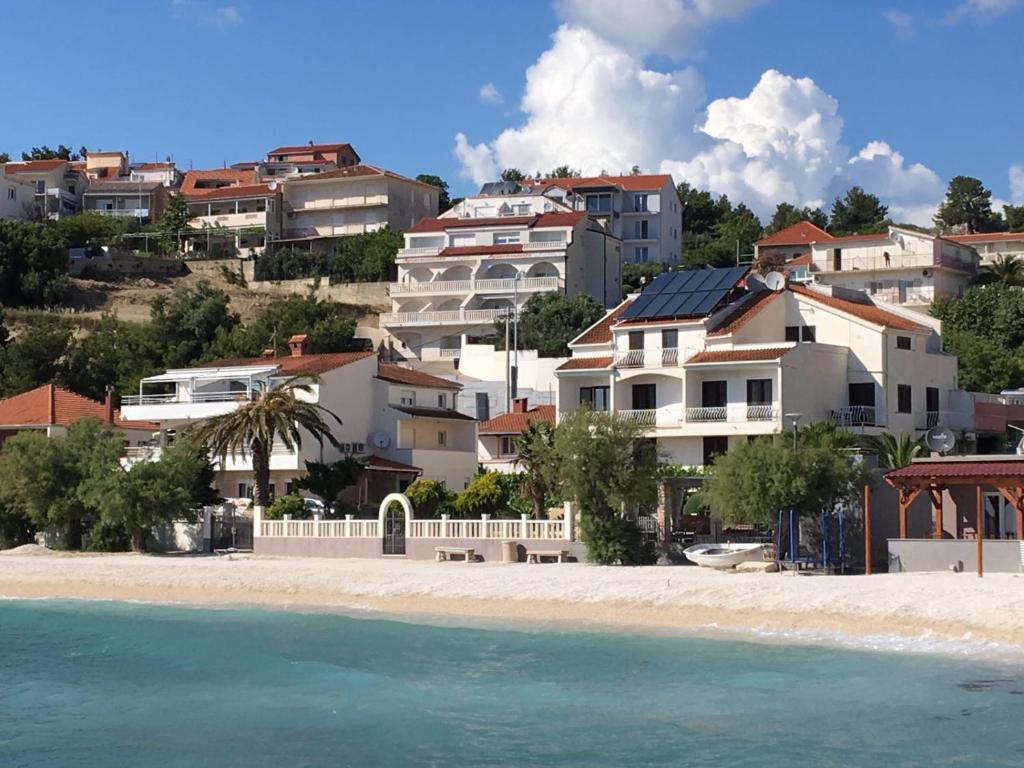 un groupe de maisons sur une colline à côté d'une plage dans l'établissement Stipe Residence, à Podstrana