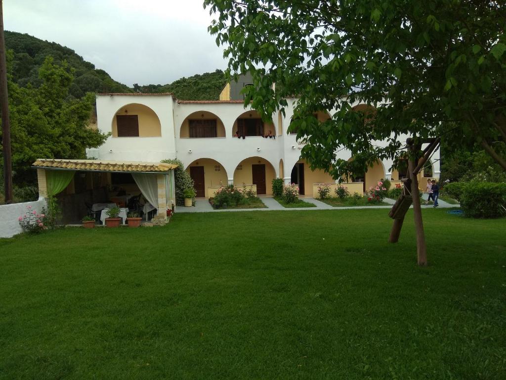 ヴィタラデスにあるSanta Mariaの前の緑の芝生の家