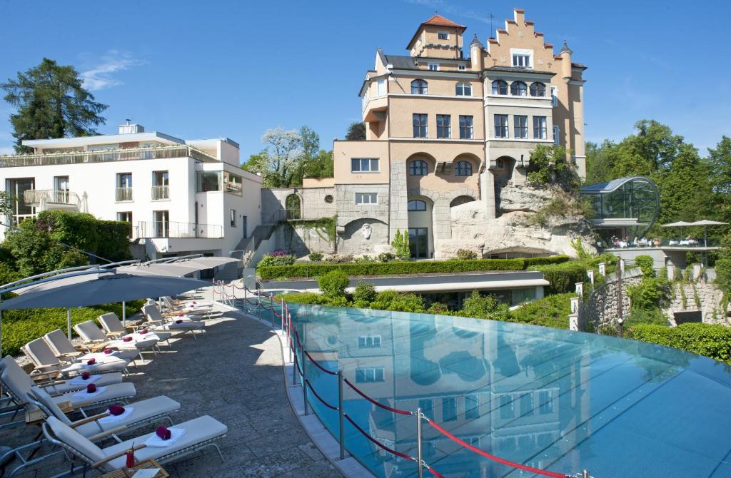 Bazén v ubytování Hotel Schloss Mönchstein nebo v jeho okolí