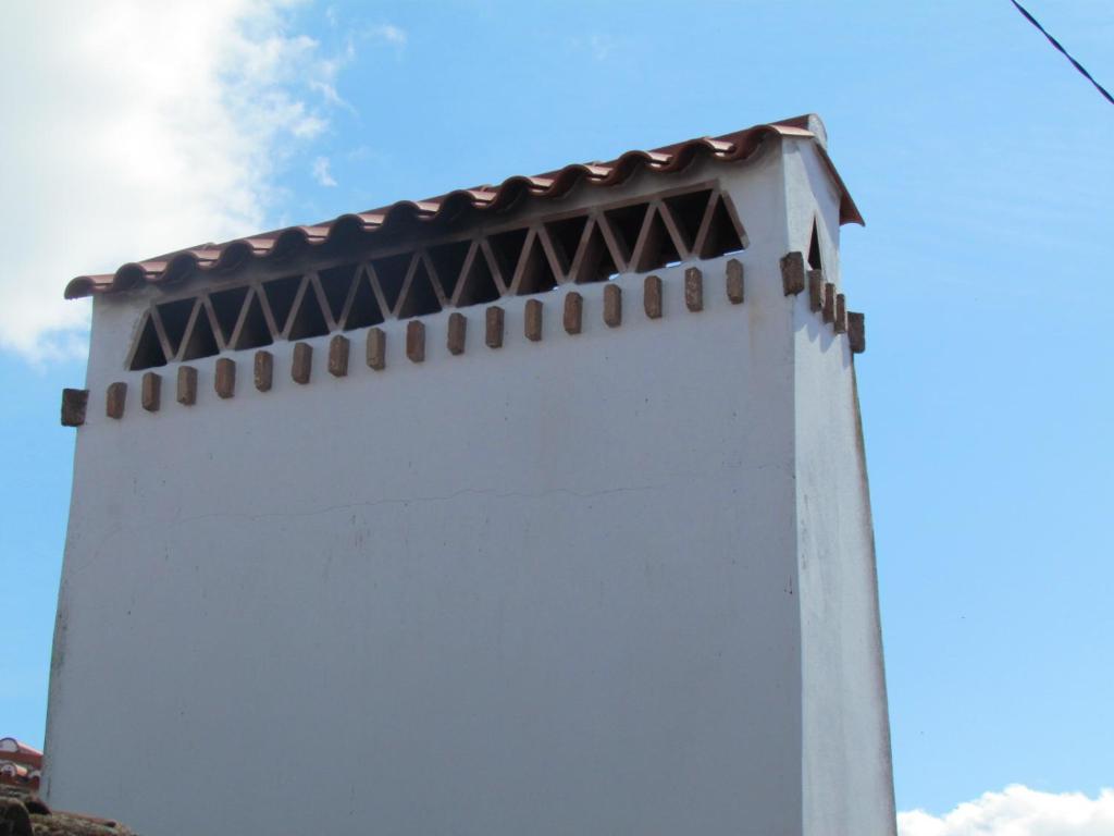 a white building with a roof on top of it at Casa do Alentejo in Alpalhão