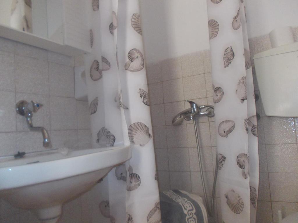 Koupelna v ubytování Villa Karapataki