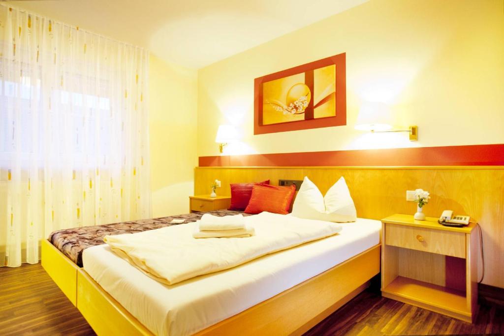 En eller flere senger på et rom på Hotelpension zum Gockl