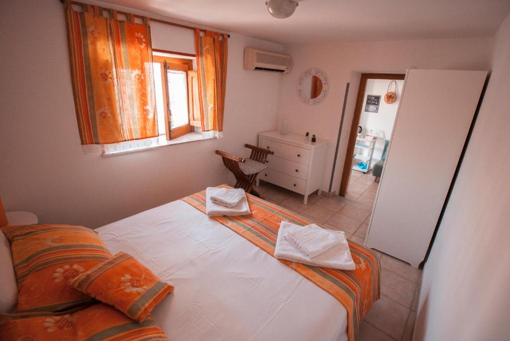 巴勒摩的住宿－Casa Porta Nuova，一间卧室配有一张床,上面有两条毛巾