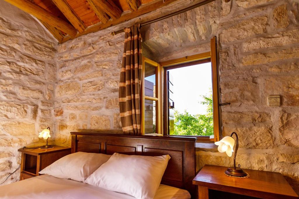 Кровать или кровати в номере Old Small Stone House