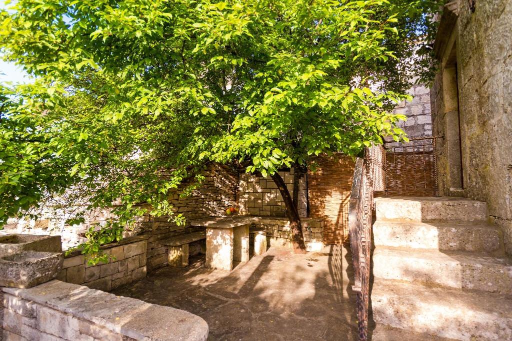 Сад в Old Small Stone House