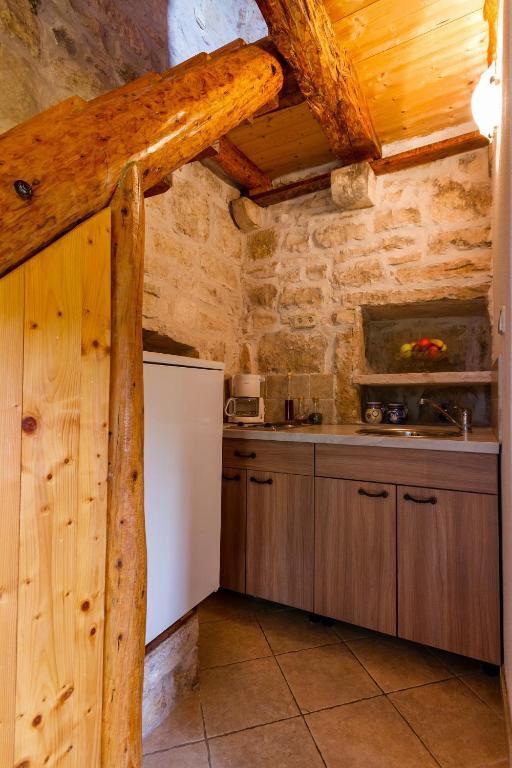 Кухня или мини-кухня в Old Small Stone House
