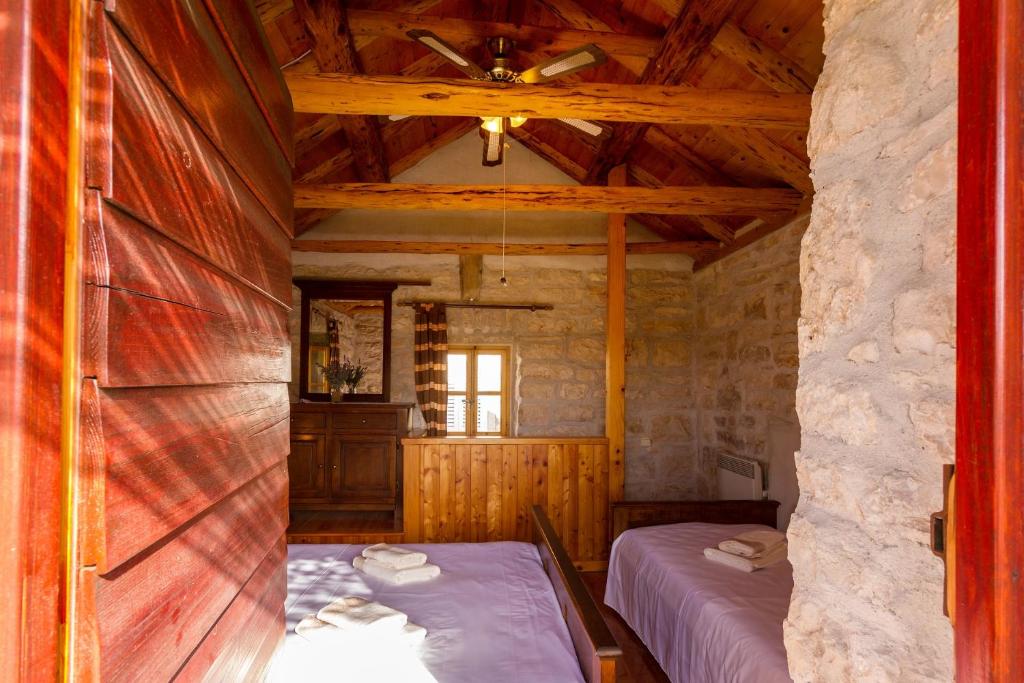 Кровать или кровати в номере Old Small Stone House
