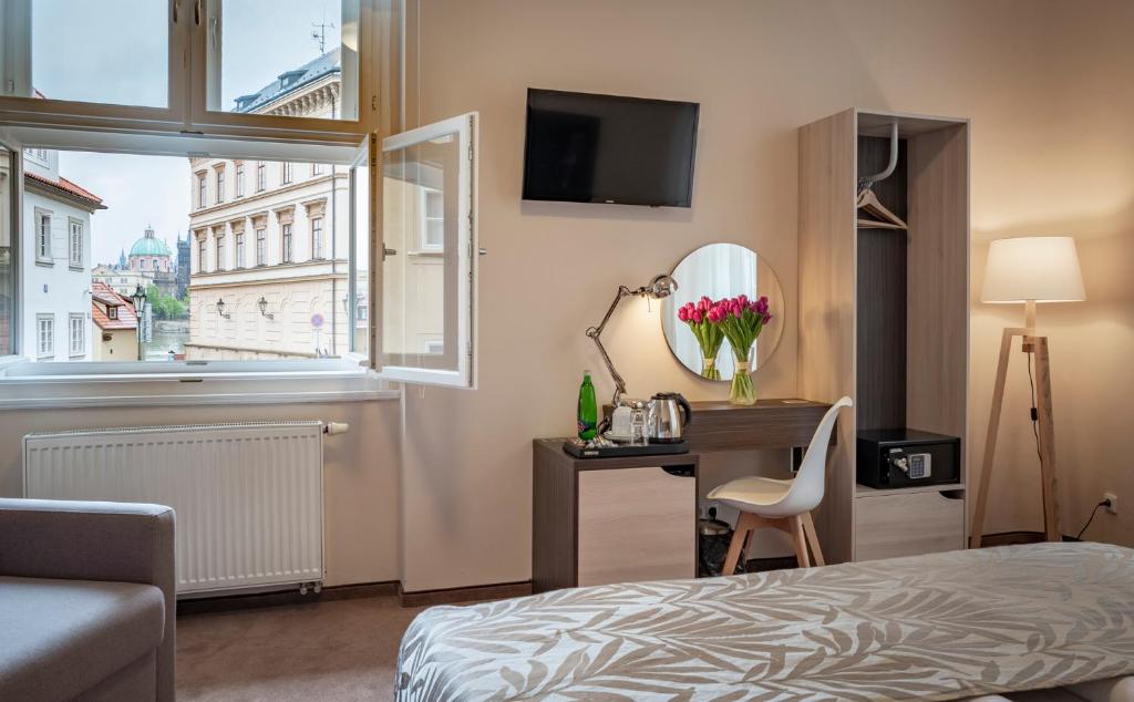 TV a/nebo společenská místnost v ubytování Pytloun Kampa Garden Hotel Prague