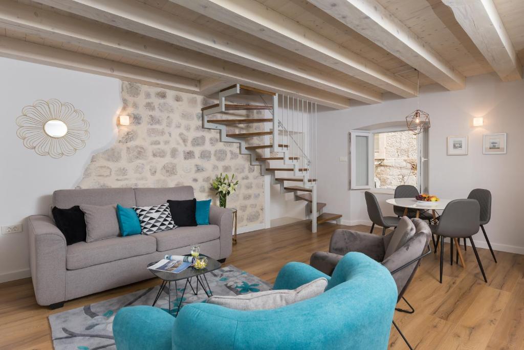 uma sala de estar com um sofá e uma escada em Apartment Stulli 2 em Dubrovnik