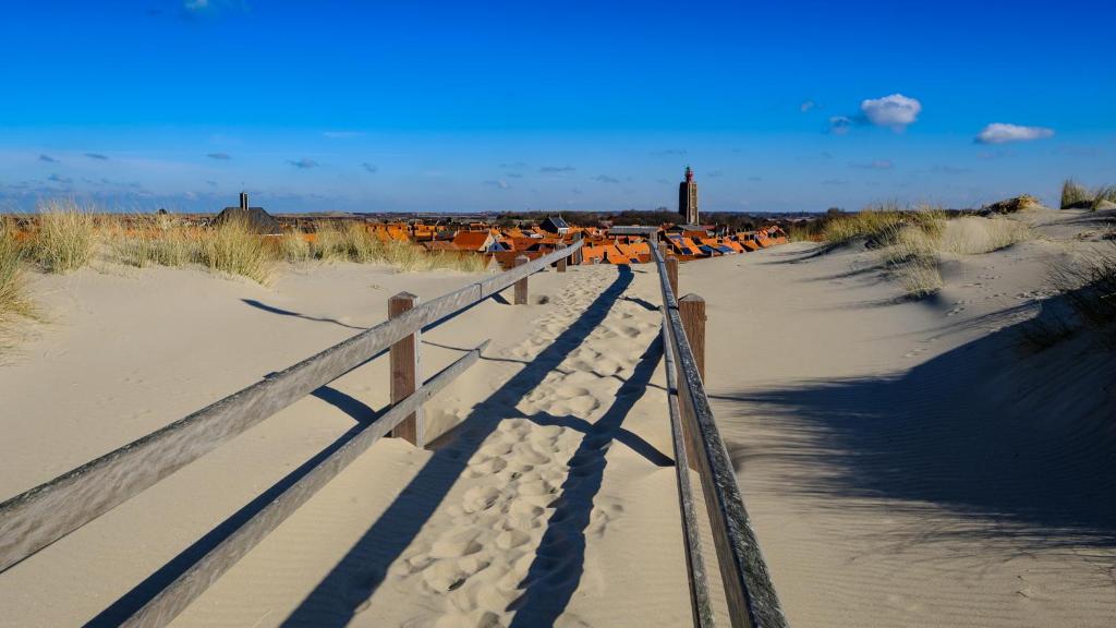 een hek in het zand op een strand bij B&B Binisa in Westkapelle