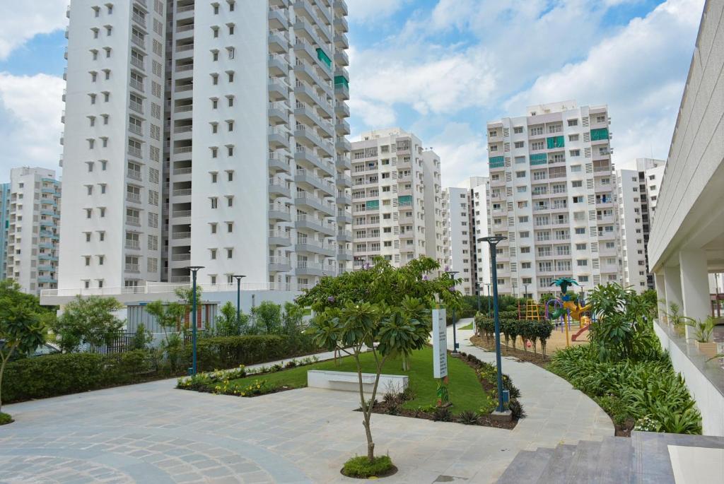 miasto z wysokimi białymi budynkami w tle w obiekcie LE Chalet - Serviced Luxury Condominium w mieście Ahmadabad