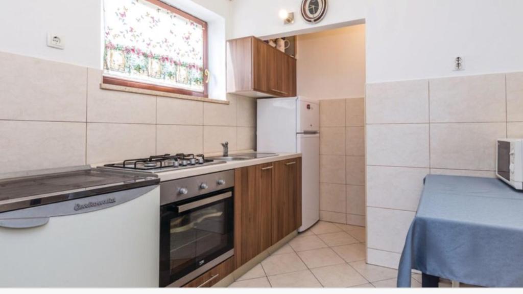 Kuchyňa alebo kuchynka v ubytovaní Apartment Gina