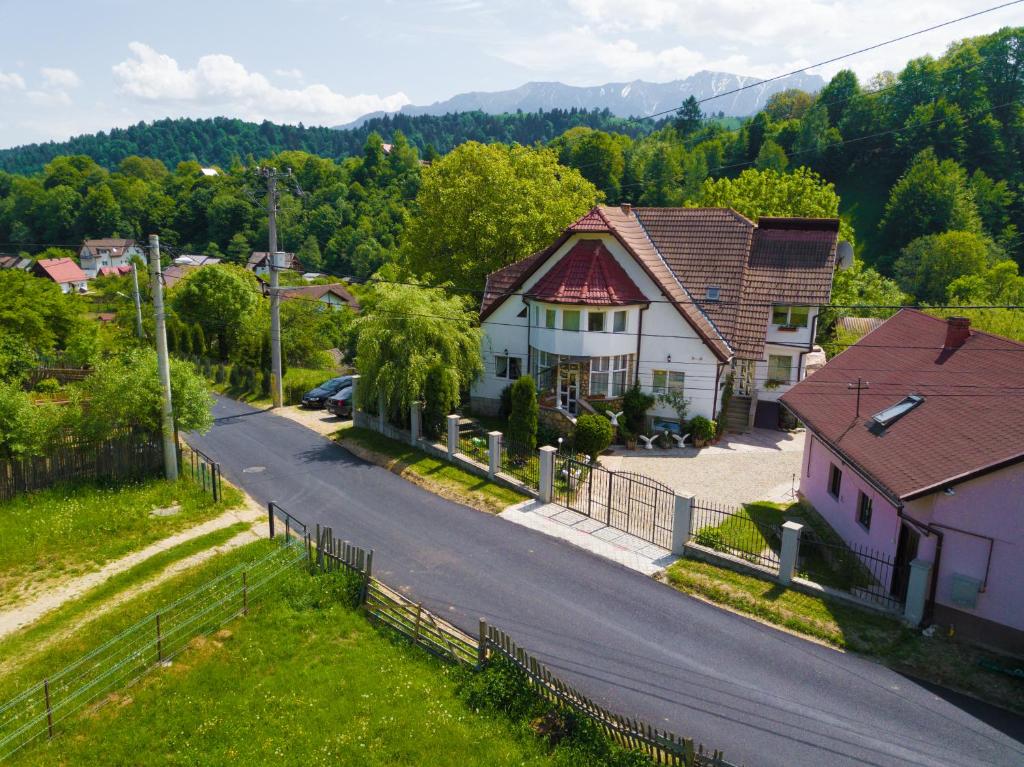 uma vista aérea de uma casa e de uma rua em Vila Daiana- Acceptam vouchere vacanta em Moieciu de Jos