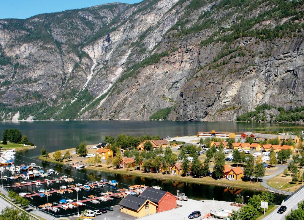 レルダルスエイリにあるレールダル フェリア オグ フリテスパーク の山の横の小さな町の空中風景