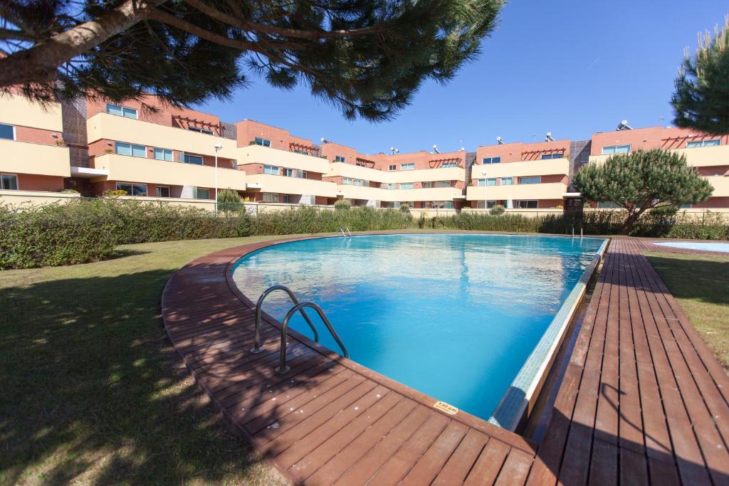 une grande piscine en face d'un bâtiment dans l'établissement Premium apart - Praia do Furadouro, à Ovar