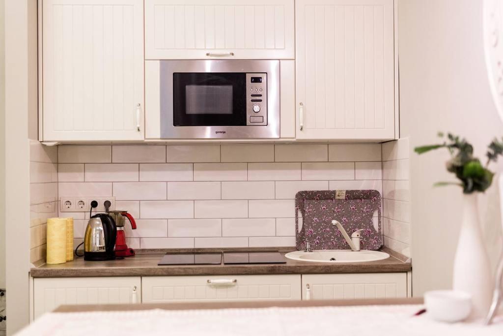A kitchen or kitchenette at Main Street