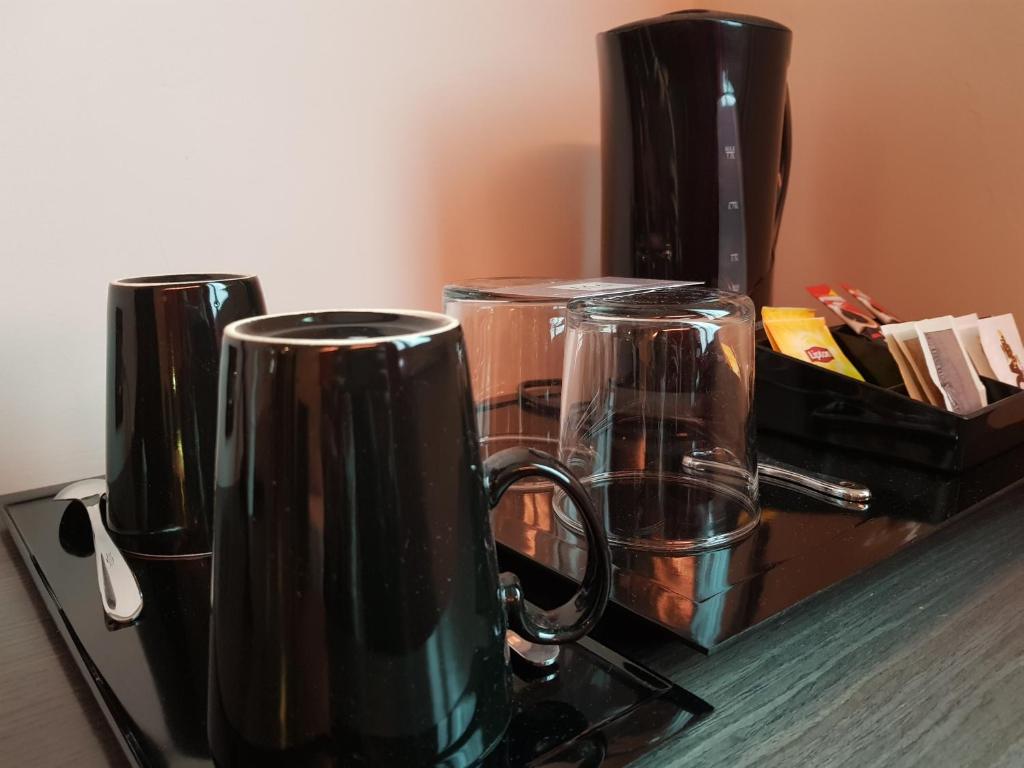 Příslušenství pro přípravu čaje a kávy v ubytování MA Hotel