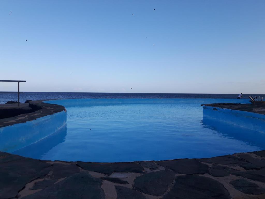 uma piscina com o oceano ao fundo em Apartamento La Caleta Isla de El Hierro terrace with incredible views em La Caleta