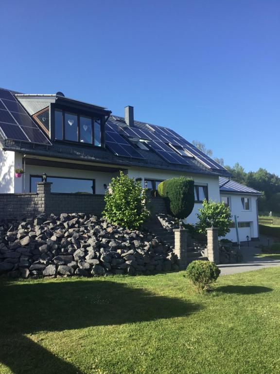 ein Haus mit Solarpaneelen auf dem Dach in der Unterkunft Weinstraße 2 in Höchstberg