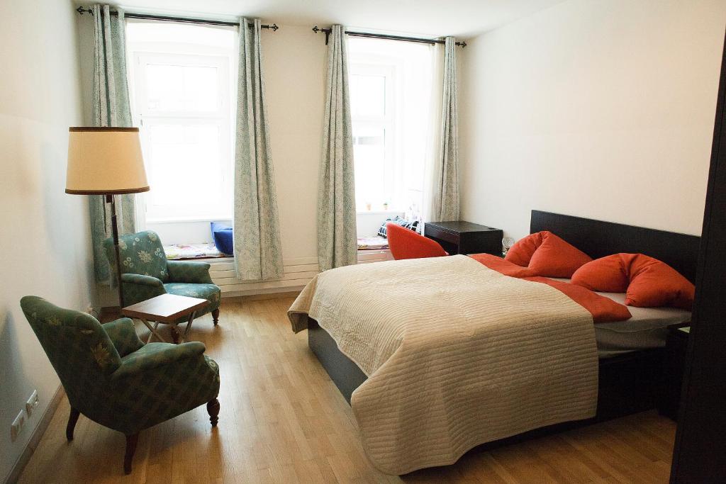 維也納的住宿－卡梅里特公寓，一间卧室配有一张床、一把椅子和窗户。