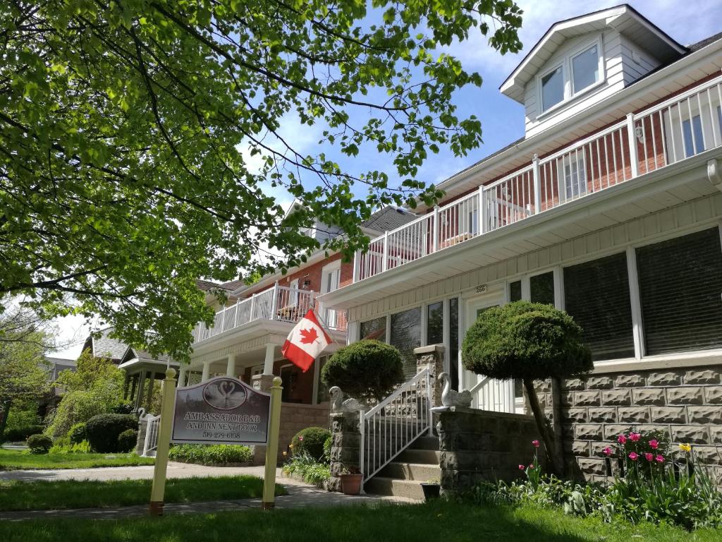 uma casa com uma bandeira em frente em Ambassador B&B Guest Home em Stratford