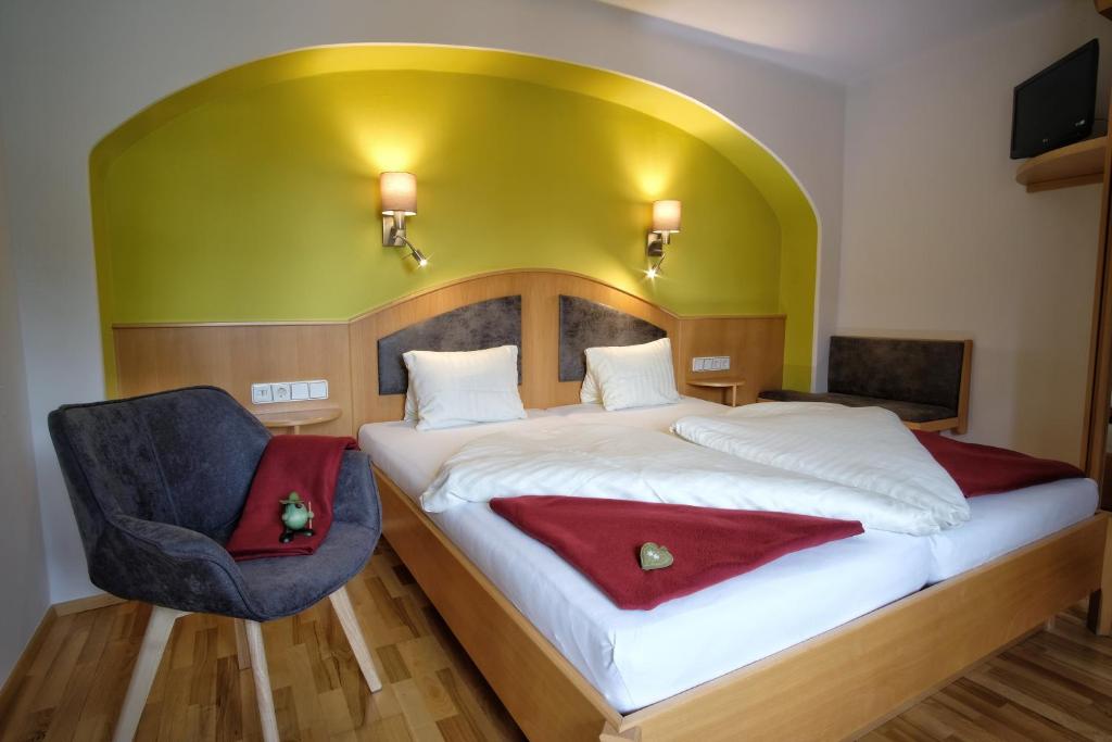Łóżko lub łóżka w pokoju w obiekcie SeeHotel & SeeApartments Kärntnerhof- direkt am See!
