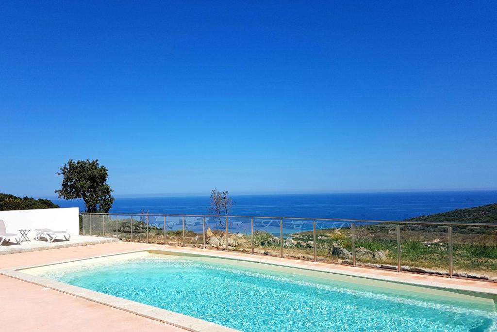 - une piscine avec vue sur l'océan dans l'établissement Résidence Lésia, à Corbara