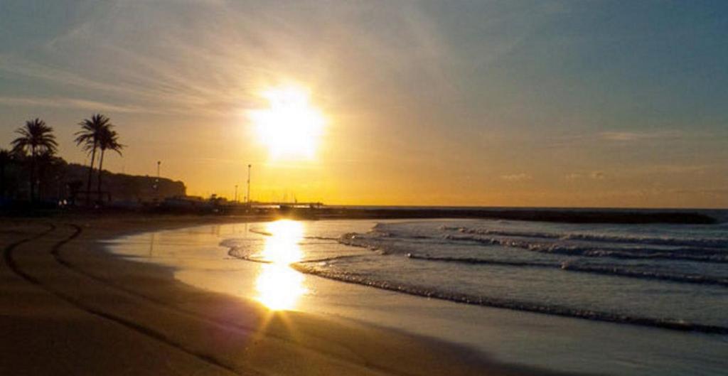 マラガにあるPLAYA DEL PALO, 3D2B FIBRA ÓPTICA Aire Acondicionado Alfonsina y el Marの夕日を楽しめるビーチでの夕日