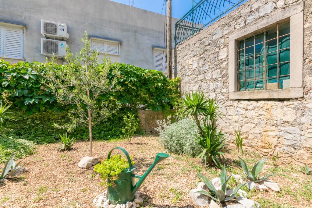 Vonkajšia záhrada v ubytovaní Apartments Fanito