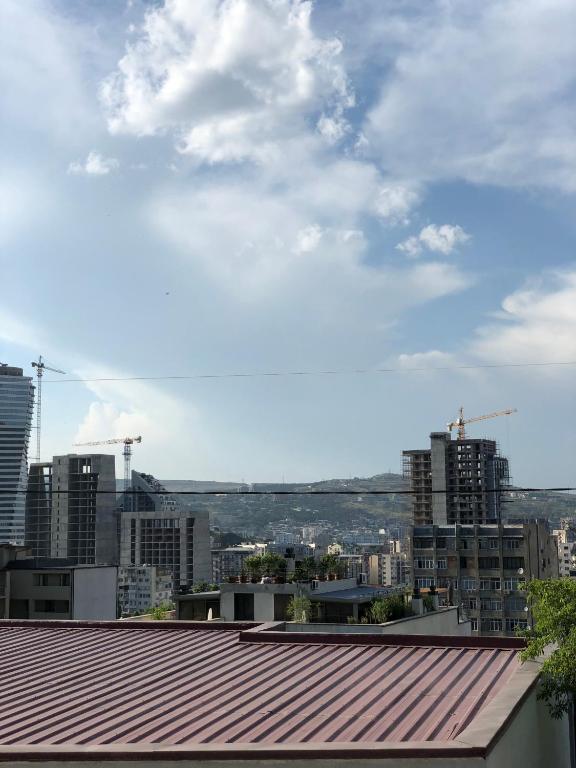 Nespecifikovaný výhled na destinaci Tbilisi nebo výhled na město při pohledu z penzionu