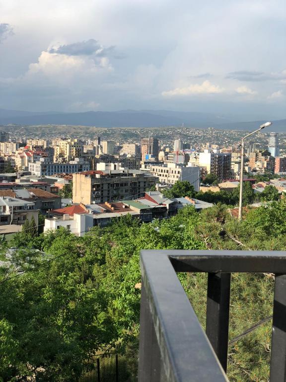 Nespecifikovaný výhled na destinaci Tbilisi nebo výhled na město při pohledu z penzionu