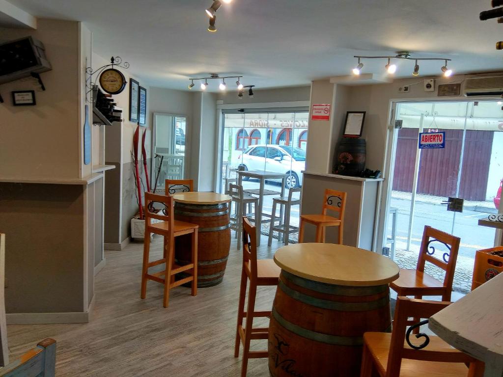 A restaurant or other place to eat at Hotel Canton